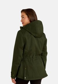 Donkergroene jas met een capuchon, voorzien van een strakke taille en knoopaccenten. Gemaakt van textuurstof, ontworpen voor buitenkleding.