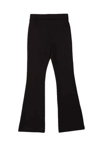 Zwarte uitlopende broek van rekbaar materiaal. Kenmerkt zich door een soepele tailleband en een aansluitende pasvorm die vanaf de knie uitloopt.