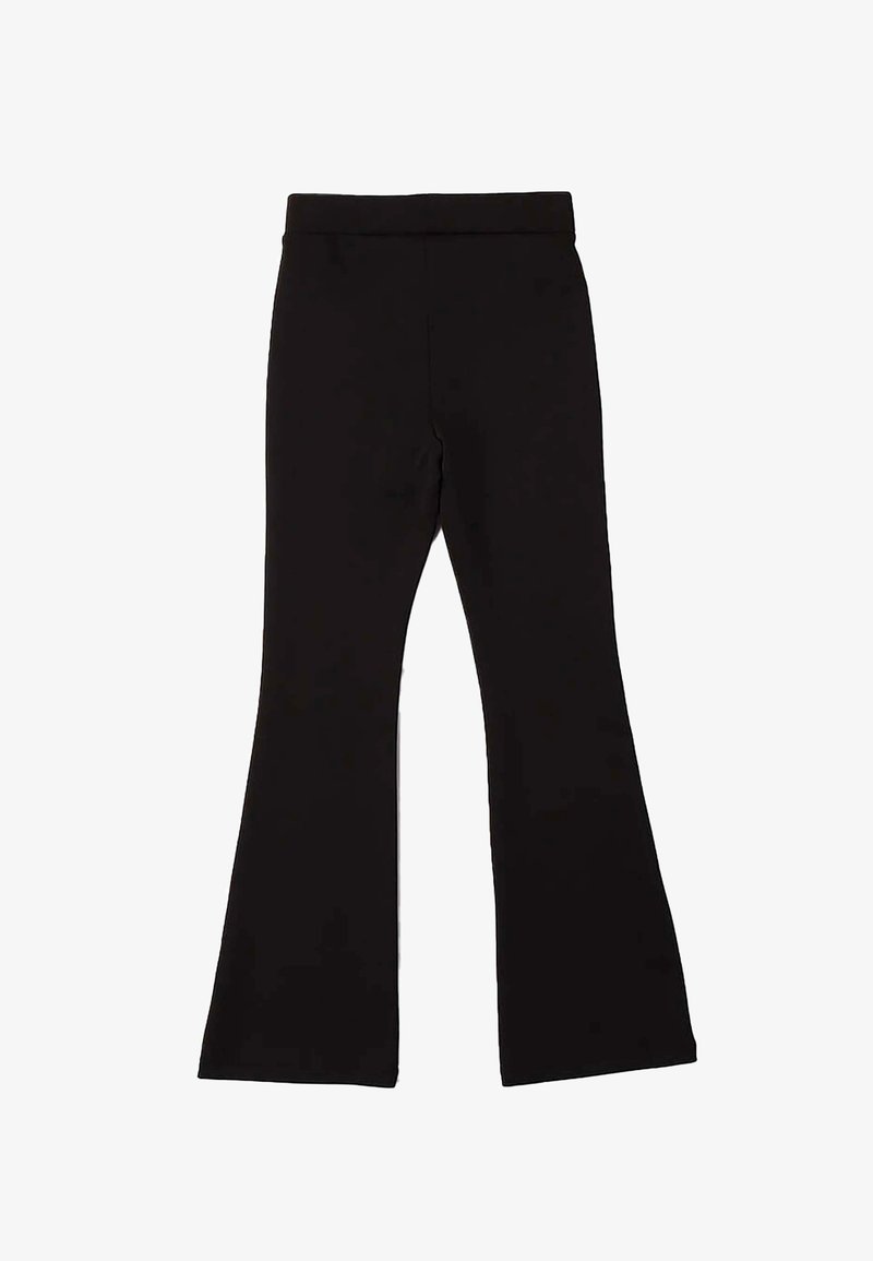 Zwarte uitlopende broek van rekbaar materiaal. Kenmerkt zich door een soepele tailleband en een aansluitende pasvorm die vanaf de knie uitloopt.