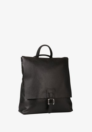 Zwarte leren rugzak met een klepafsluiting die wordt vastgemaakt met een riem en zilveren gesp, voorzien van een enkele bovenste handgreep.