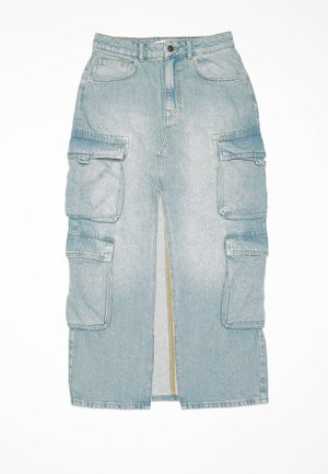 Lyseblå denim midi-nederdel med lynlås foran og flere klaplommer på siderne.