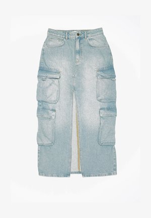 Lyseblå denim midi-nederdel med lynlås foran og flere klaplommer på siderne.