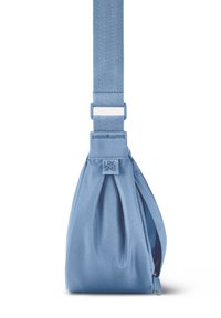 Sling taška z svetlomodrej látky s skladaným dizajnom, nastaviteľným popruhom a zipsom na jednej strane.