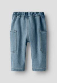 Svijetloplave traper hlače za malu djecu s elastičnim pojasom i velikim zakrpnim džepovima sa svake strane, skraćene duljine.