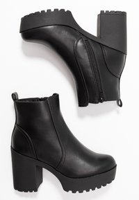 Mustat nilkkurit, jotka on valmistettu sileästä nahasta, vahvalla korolla ja alustalla. Varustettu sivuvetoketjulla ja tekstuuripohjalla pitovoimaa varten.