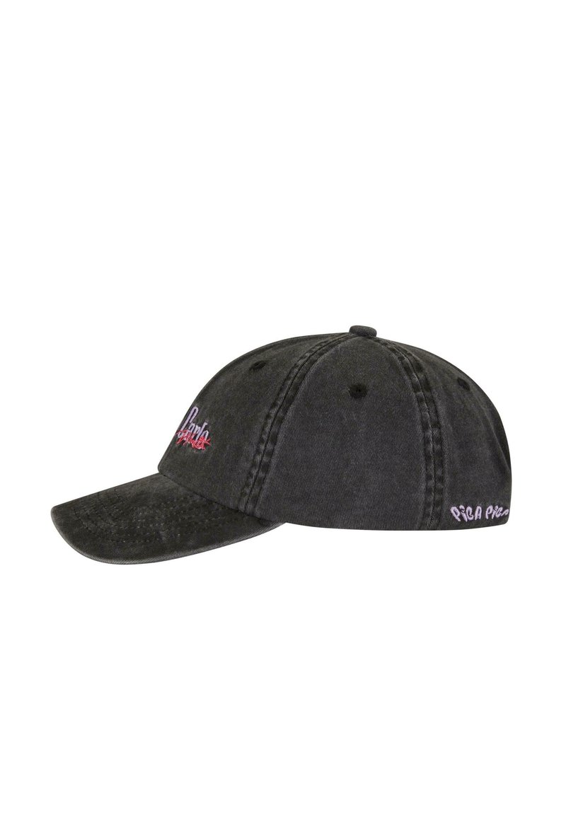 Căciulă de baseball din denim negru cu bor curbat, având un logo brodat în roz. Design cu șase panouri și găuri de ventilație.