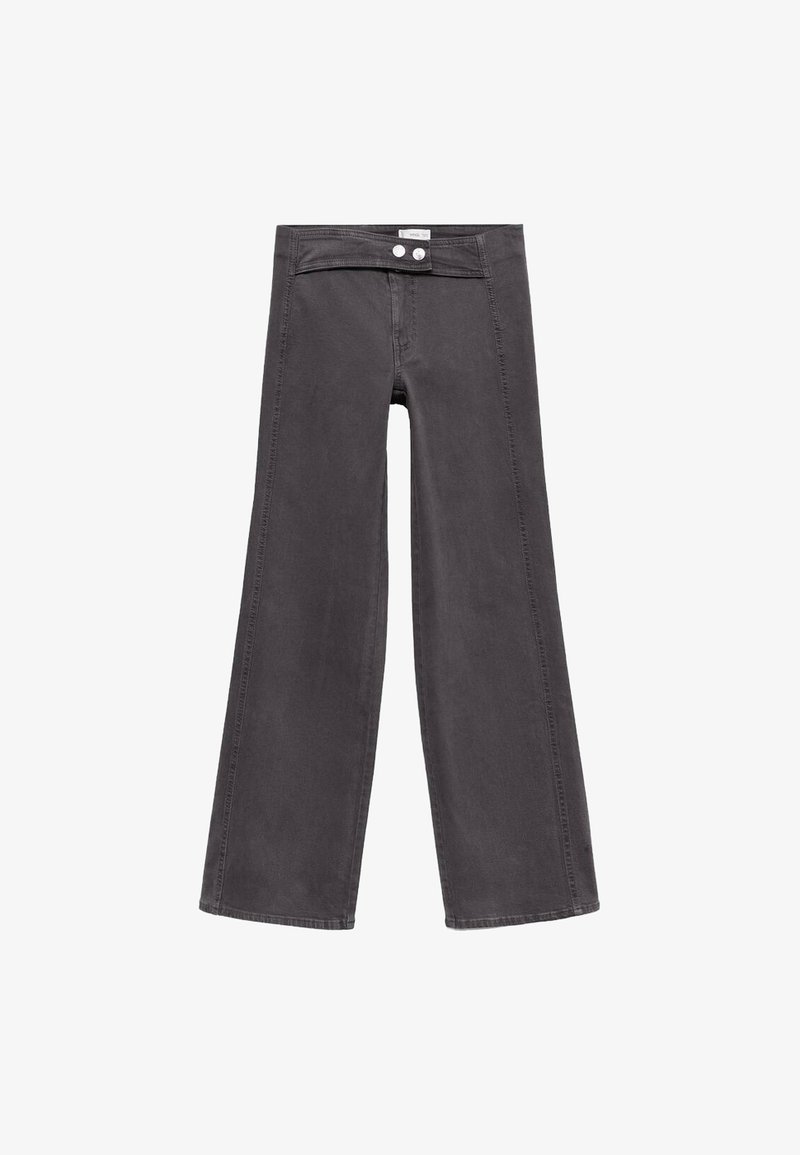 Temno sivi hlače širokega kroja z visokim pasom in dvojno srebrno zaponko, brez vidnih žepov, prikazane na beli podlagi.