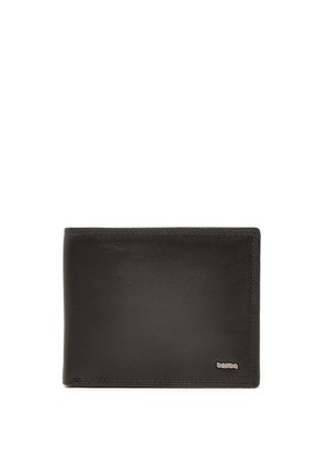Zwart leren portemonnee met een gladde textuur, bi-fold ontwerp, subtiele gestikte rand en een klein zilveren logo-accent aan de voorkant.