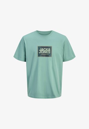 Kurzärmeliges T-Shirt in Minzgrün aus weicher Baumwolle. Es trägt ein rechteckiges Logo mit der Aufschrift "JACK & JONES" in fetter, moderner Typografie.