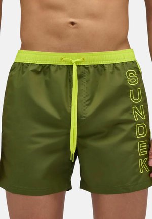 Costumi da bagno verde oliva con un vivace cordino giallo e marchio. Texture liscia, lunghezza fino a metà coscia e design con cuciture laterali.