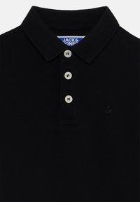 Must värvi polo-särk kolme valge nupuga, voltidega krae ja väikese peene tikandiga logoga rinnal.