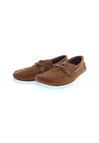 Ruskeat mokkanahka loaferit, joissa on valkoiset kumipohjat, kontrastitikkaukset ja nyörityksellä varustettu yksityiskohta. Sujuva tekstuuri ja klassinen, pyöreä muoto.