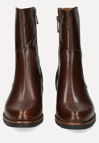 Botas de cuero marrón hasta el tobillo con punta redonda, cremalleras laterales y detalles texturizados en la parte superior. Acentos cosidos y suela de goma.