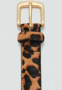 Ceinture imprimé léopard avec boucle rectangulaire dorée et passant assorti sur un fond clair uni.