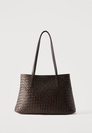 Geantă tote maro închis din piele țesută, cu două mânere lungi și formă trapezoidală, pe un fundal simplu, deschis la culoare.