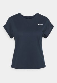 Navy modrá trička s krátkým rukávem vyrobená z měkké tkaniny, se kulatým výstřihem a bílým logem Nike na hrudi.