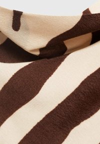 Tissu marron et crème avec un motif rayé, présentant une texture lisse et un éclat subtil. Le tissu tombe élégamment, avec des plis doux.