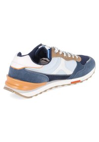 Zapatilla casual con malla azul y ante, detalles blancos y beige, cordones blancos y suela color goma vista desde el lado exterior y la parte trasera.