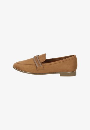 Tan ruskinds loafers med rund tå, dekorative dobbelremsdetaljer og en lav hæl. Glat tekstur med en subtil glans.