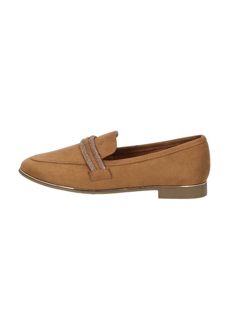 Mocassini in suede beige con punta arrotondata, dettagli decorativi a doppia cinturino e tacco basso. Texture liscia con una leggera lucentezza.