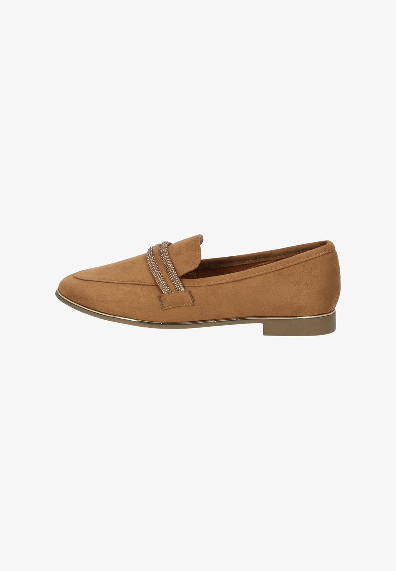 Mocasín de ante color marrón claro con puntera redondeada, acentos decorativos de doble tira y un tacón bajo. Textura suave con un ligero brillo.