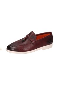 Mocassino in pelle bordeaux con superficie testurizzata, fascia decorativa e accento metallic. Suola in gomma bianca e dettaglio interno arancione brillante.