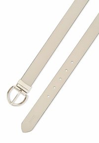 Kremowy pasek ze skóry o fakturowanej powierzchni, z okrągłą srebrną klamrą i wieloma otworami do regulacji na pasku.