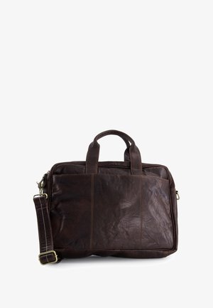 Hnědá kožená aktovka s dvěma horními uchy, odnímatelným ramenním popruhem, texturovaným povrchem, přední kapsou a jemnými švy.