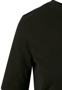 Crna pamučna majica s kratkim rukavima, rebrastom teksturom, okruglim izrezom i čistim šavovima. Nema vidljivih logotipa ili uzoraka.