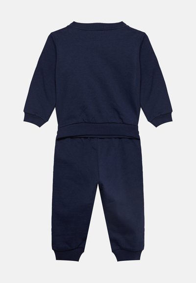 Ensemble bébé bleu marine avec sweat à manches longues et pantalon assorti, avec poignets et ceinture côtelés, vu de dos.