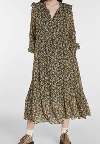 Une robe à imprimé floral avec un col, des manches longues, des épaules à volants, une jupe à étages et un fond noir orné de fleurs multicolores.