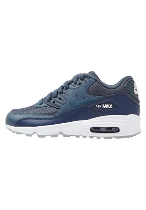 Ciemnoniebieskie sneakersy Nike Air Max z cholewką z siateczki i skóry, białą podeszwą, widoczną poduszką powietrzną i sznurowaniem.