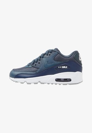 Ciemnoniebieskie sneakersy Nike Air Max z cholewką z siateczki i skóry, białą podeszwą, widoczną poduszką powietrzną i sznurowaniem.