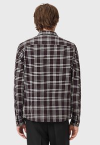 Camicia a quadri da uomo in bordeaux scuro e bianco. Presenta maniche lunghe, polsini con bottoni e un tessuto texturizzato con un motivo a scacchi.