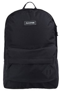 Zaino nero realizzato in tessuto resistente, con una tasca frontale con zip, una patch con logo e un accentuato a forma di diamante nella parte inferiore.