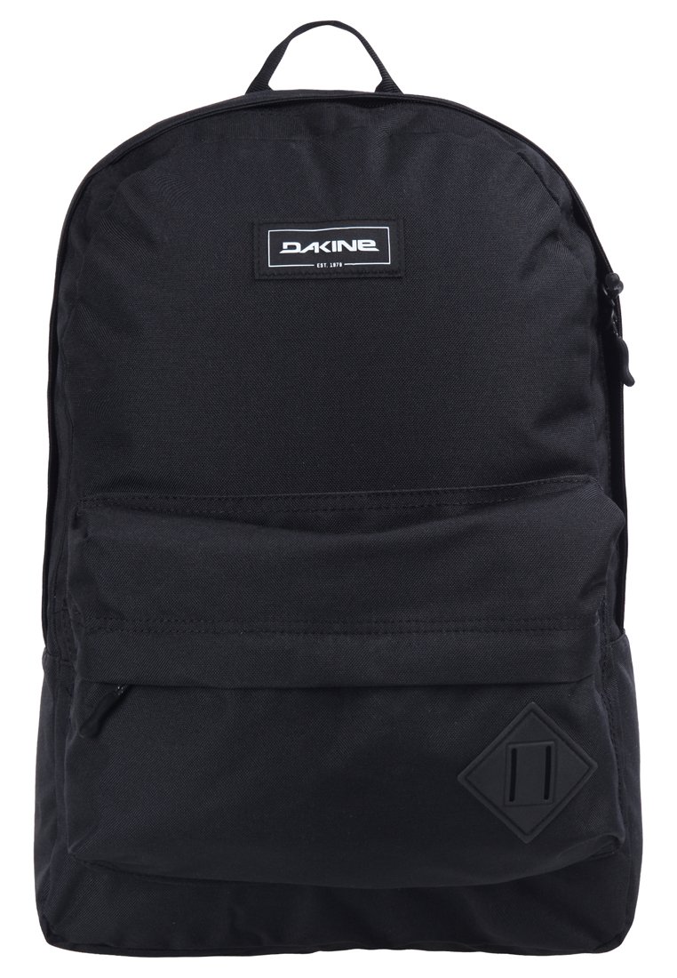 Zaino nero realizzato in tessuto resistente, con una tasca frontale con zip, una patch con logo e un accentuato a forma di diamante nella parte inferiore.