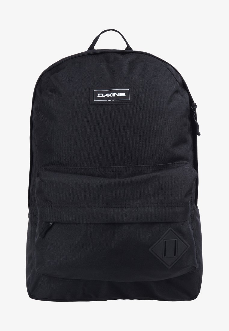 Zaino nero realizzato in tessuto resistente, con una tasca frontale con zip, una patch con logo e un accentuato a forma di diamante nella parte inferiore.