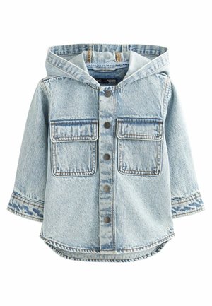 Veste en denim bleu clair avec capuche, deux poches frontales, fermeture à boutons et détails de couture visibles. Présente un ourlet légèrement incurvé.