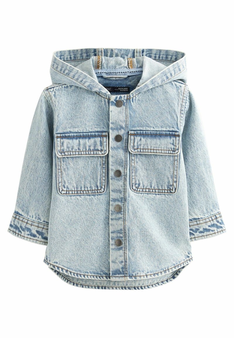 Veste en denim bleu clair avec capuche, deux poches frontales, fermeture à boutons et détails de couture visibles. Présente un ourlet légèrement incurvé.