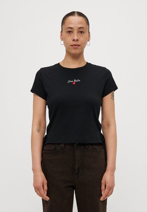 T-shirt en coton noir à manches courtes, col rond, avec un texte brodé en blanc et rouge "Ciao Bella" et un petit détail en forme de cœur rouge.