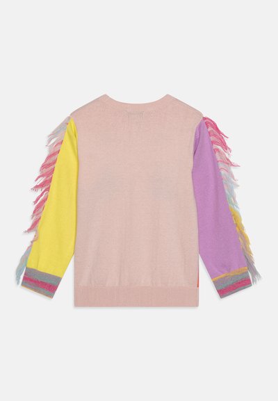 Ανοιχτό ροζ πουλόβερ με πολύχρωμα μανίκια σε κίτρινο, μοβ και ροζ, με φράντζες και ριγέ στρίφωμα.