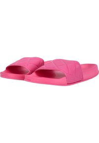 Roze instapsandalen met een gladde, glanzende afwerking. Kenmerken zijn geometrische patronen op de bovenkant en een gestructureerde zool voor grip.