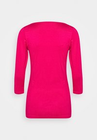 Langærmet top i klar pink, lavet af blødt, letvægtsstof. Har en bred halsudskæring og en tætsiddende pasform. Glat tekstur.