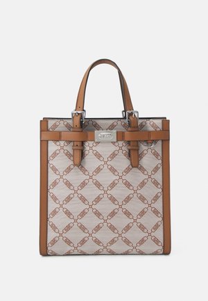 Sac fourre-tout beige avec un motif géométrique marron, des accents en cuir et des accessoires en argent. Il dispose de deux poignées et d'une forme rectangulaire robuste.