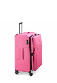 Valigia rosa con superficie texturizzata, due ruote e manico retrattile. Presenta una tasca frontale e chiusura a doppia zip.