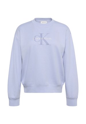 Sweat-shirt violet clair à col rond avec manches longues et un discret logo Calvin Klein en gris et blanc au centre devant.