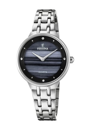 Srebrni Festina kvartni ručni sat s crnim i tamnosivim prugastim brojčanikom, srebrnim kazaljkama i kristalnim oznakama sati na povezanoj metalnoj narukvici.