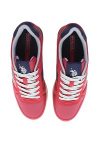 Czerwone skórzane sneakersy z granatowym paskiem, szarymi sznurówkami i beżowymi podeszwami. Posiadają logo na języku i wyściełane wnętrze.