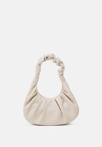 Béžová kožená kabelka na rameno so stiahnutým držadlom, zdobená záhybmi na tele pre textúru a zaobleným tvarom.