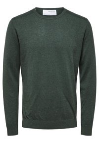 Maglione a maniche lunghe verde scuro con scollo rotondo, dotato di polsini e orlo a costine, etichettato Selected Homme, con texture in maglia liscia.